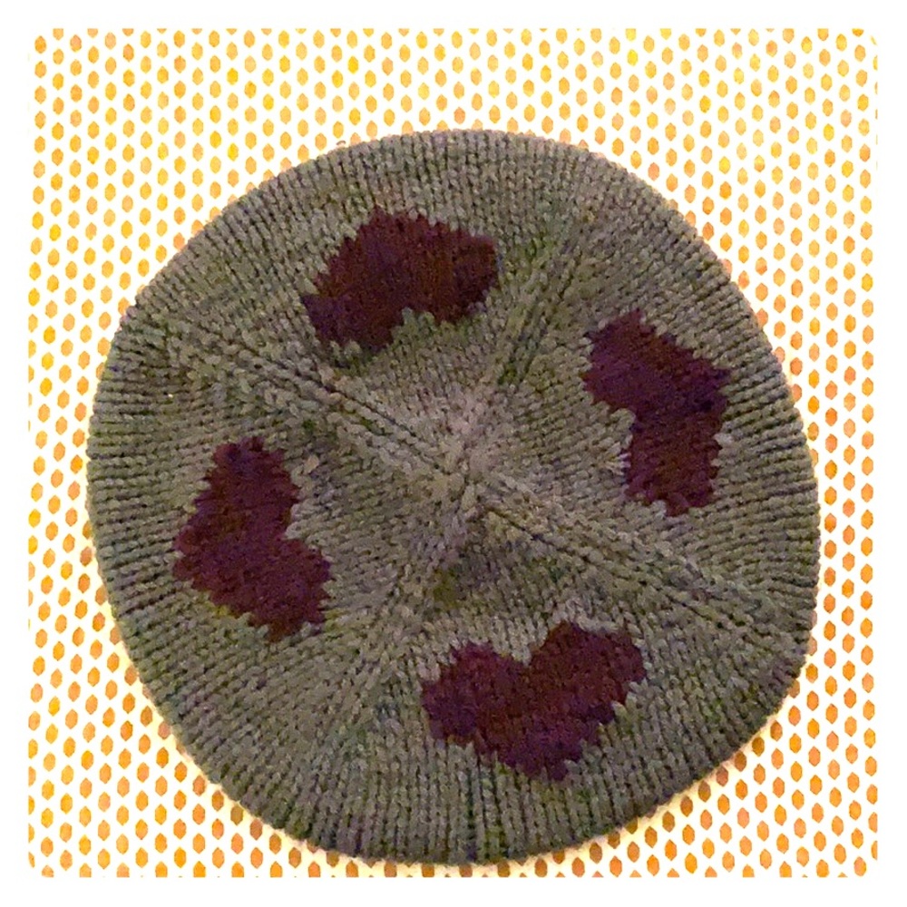 Gray and wine knit beanie/Barre with heart pattern